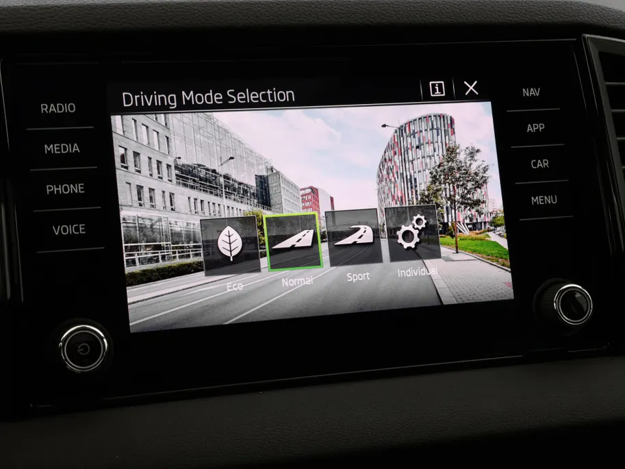 Škoda Karoq 1.5 TSI 150pk DSG ACT Sportline Business · Panoramadak · Camera · Cruise Control · Apple/Android Car Play · 18'' Inch ·