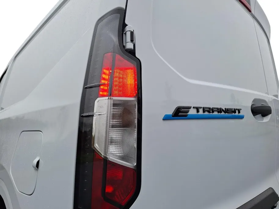 Ford E-Transit Cour. Trend 44 kWh | 0,99% Financial lease ! |Nieuw te bestellen | Trekhaak | Winterpack | Camera | Climate Control | Reservewiel | Apple Carplay&Android Auto | Parkeersensoren | Cruisecontrol |