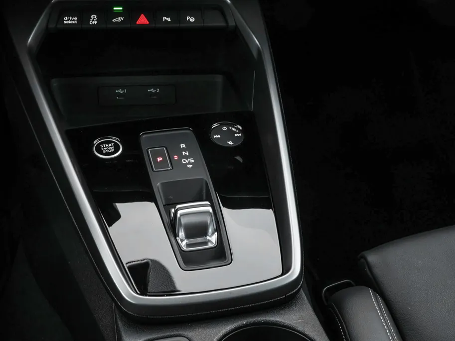 Audi A3 Sportback 40 TFSIe 204pk S-tronic S Edition · Panoramadak · Apple/Android Car Play · Lederen Bekleding · Cruise Control · Navigatie · Stoelverwarming · P-Sensoren · 17'' Inch ·
