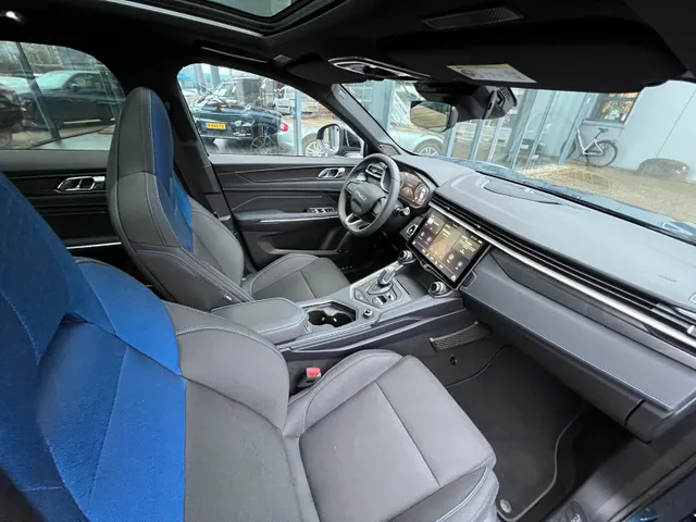 Lynk & Co 01 1.5 AUTOMAAT | 360 CAMERA | PANORAMA DAK | EL A. KLEP | ADAPTIVE CRUISE | ZWARTE HEMEL | ROLHOES |