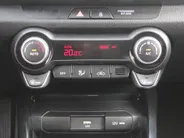 Kia Stonic 1.0 T-GDi MHEV DynamicPlusLine | Stuur-/stoelverwarming | Camera | Clima | Cruise | 16' LM | Navi | LED | Keyless |