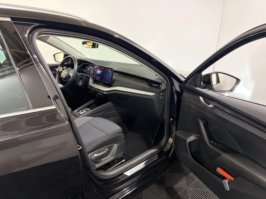 Škoda Octavia Combi 150PK TSI MHEV Business Edition Plus | Electrisch Wegklapbare Trekhaak | Navigatie | Apple Carplay/Android Auto | Climate Control | Cruise Control | Lichtmetalen Velgen | Camera | Parkeersensoren |