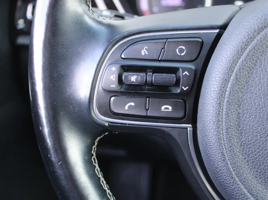 Kia e-Niro ExecutiveLine 64 kWh | Trekhaak | Stuur-/stoelverwarming + ventilatie | Leer | 17' LM | Cruise adapt. | Dodehoek detectie | LED | JBL audio |