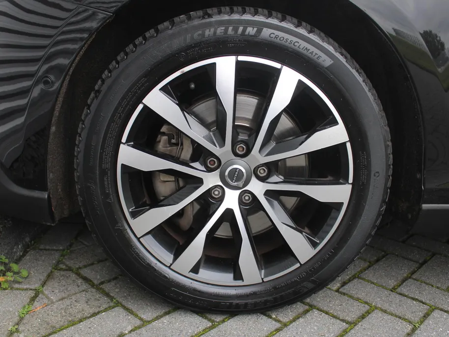 Volvo V40 Cross Country 1.5 T3 Dynamic Edition | Trekhaak | 17' LM | Panoramadak | Leer | PDC v+a | Camera | Stoel-/voorruitverwarming | HK audio |