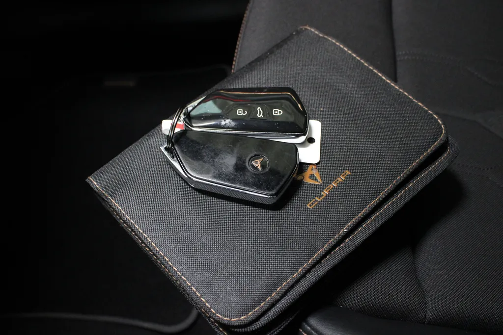 CUPRA Formentor 1.4 e-Hybrid Business / Stoel + Stuur verw. / 19'' LMV / Keyless / Camera /