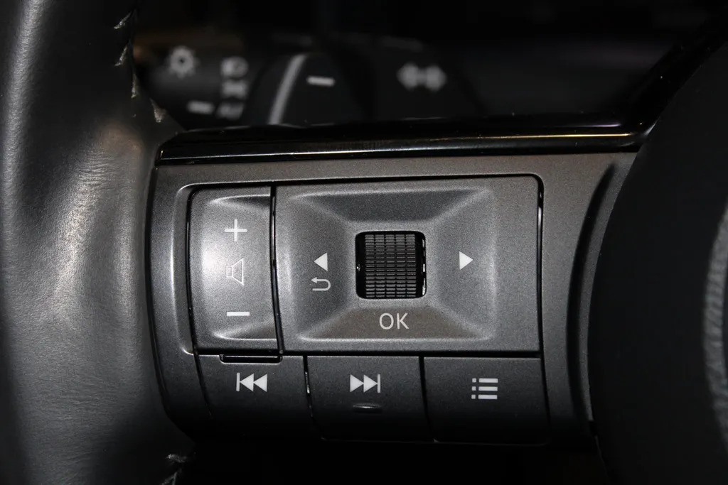 Nissan QASHQAI 1.3 MHEV Xtronic Tekna | 1800kg trekgewicht | Automaat | Trekhaak | 360grd Camera | Apple carplay & Android auto | Stoel-, voorruit- en Stuurverwarming | Head-up display | LM wielen |