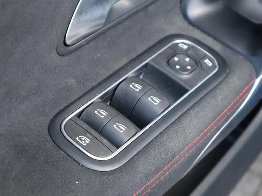 Mercedes-Benz CLA 250 e Premium Plus l Carplay l Privacy glass l Stoelverwarming