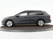 Volkswagen Golf variant Life Edition 1.5 eTSI 116 pk 7 versn. DSG · Achteruitrijcamera · draadloze telefoonlader · Trekhaak inklapbaar, met elektrische ontgrendeling ·
