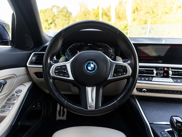 BMW 3 Serie Touring 330e Business Edition Plus M-Pakket  / Pano dak