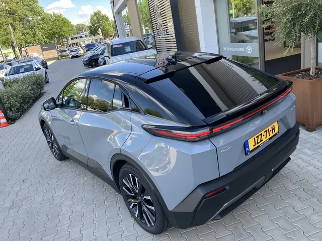 Toyota C-HR+ First Edition 77 kWh | Bi-Tone | 20'| Stoel&Stuurverw | Camera