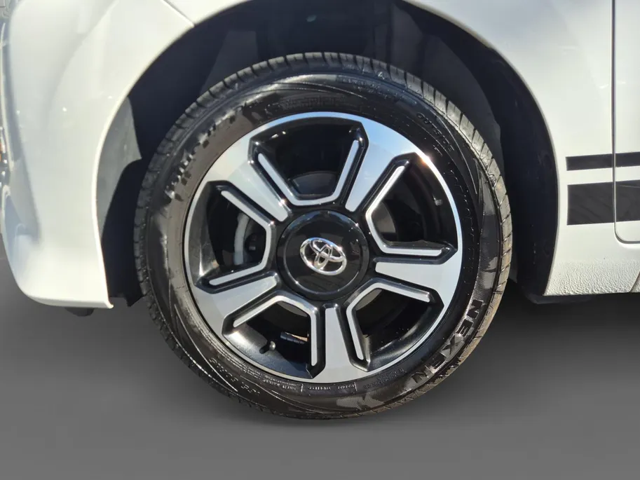 Toyota Aygo 1.0 VVT-i x-play | Airco | Bluetooth | Camera | 5 deurs | Zwart dak |