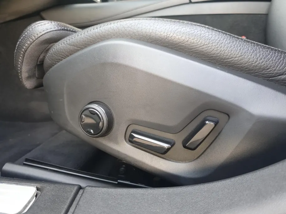 Volvo V90 2.0 T4 Momentum | Stoel en stuurverwarming | Elektrisch bedienbare voorstoelen | Camera | Lederen bekleding | Navigatie | Parkeersensoren voor en achter | Elektrische achterklep |
