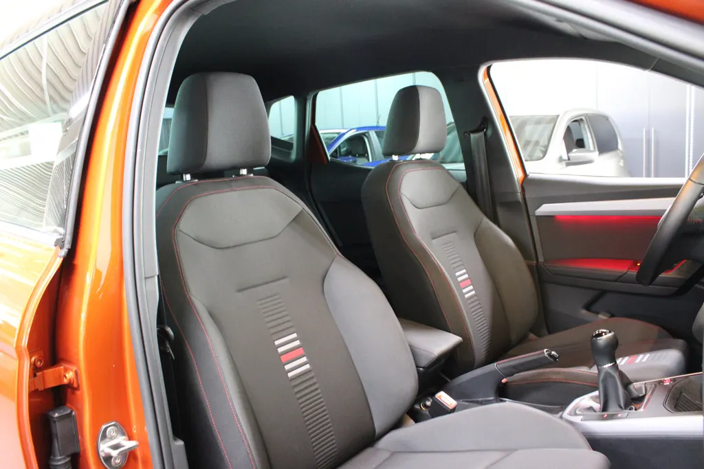 SEAT Arona 1.0 TSI FR Business Intense / 18'' LMV / FULL LED / CAMERA / KEYLESS /