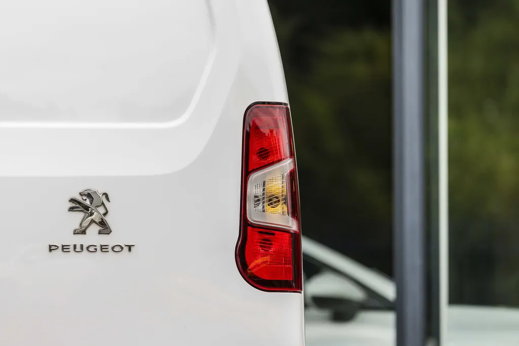 Peugeot Partner 1.5 BlueHDI Pro Long EX.BTW | Inclusief Imperial met ladderrol | All Season banden |