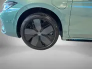 Volkswagen Passat Variant R-Line Edition 1.5 eHybrid 204 PK 6 DSG · Draadloze telefoonlader · Achteruitrijcamera · Sfeerverlichting · Black Style Pakket · Trekhaak inklapbaar, met elektrische ontgrendeling, incl. aanhangwagenmanoeuvreerhulp 'Trailer Assist' ·