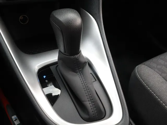 Toyota Yaris 1.5 Hybrid Dynamic Limited | Stoelverwarming | Keyless | 17 inch | All Seasons