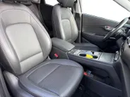 Hyundai Kona EV Limited Sky 64 kWh | Zeer compleet | 99% SOH | Open dak | Lederen bekleding | Trekhaak | Stoel verwarming & koeling | Stuurverwarming |