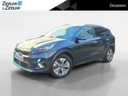 Kia e-Niro DynamicPlusLine 64 kWh | SOH 99,5 % | 3 Fase laden | 1e Eigenaar | Dealer onderhouden | Stoelverwarming | Schuif-/kanteldak | Fabrieksgarantie t/m 24-08-2029 + 3x 1 jaar |  NAP |
