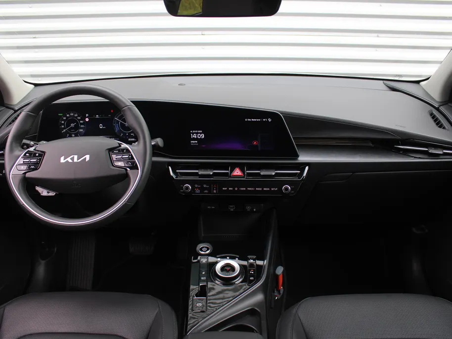 Kia Niro EV Edition Advanced 64.8 kWh | Stuur-/stoelverwarming | Elektr. stoelverstelling | Camera | Cruise adapt. | 17'LM | Clima | 17% bijtelling |