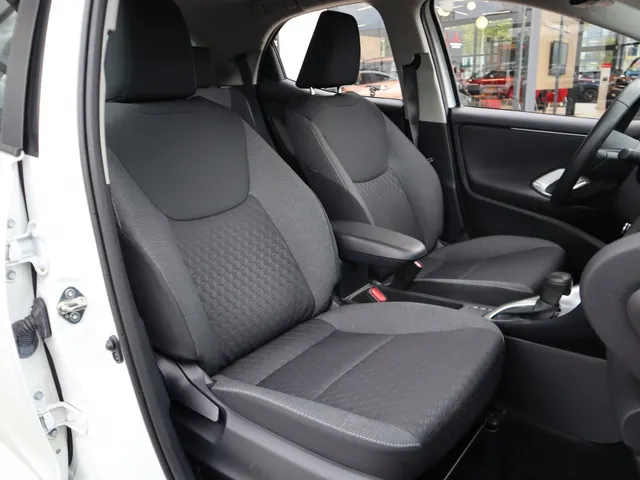 Toyota Yaris 1.5 Hybrid Dynamic Limited | Stoelverwarming | Keyless | 17 inch | All Seasons