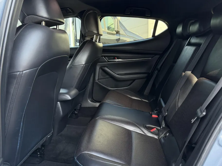 Mazda 3 2.0 e-SkyActiv-G M Hybrid 122 Comfort met Bose | Apple Carplay / Android Auto | Navigatiesysteem | Licht + Regensensor | Elektrisch Verstelbare Bestuurderstoel  | Stoel + Stuurverwarming | Parkeersensoren Voor + Achter | Camera Achter | 18'Lichtmetalen ve