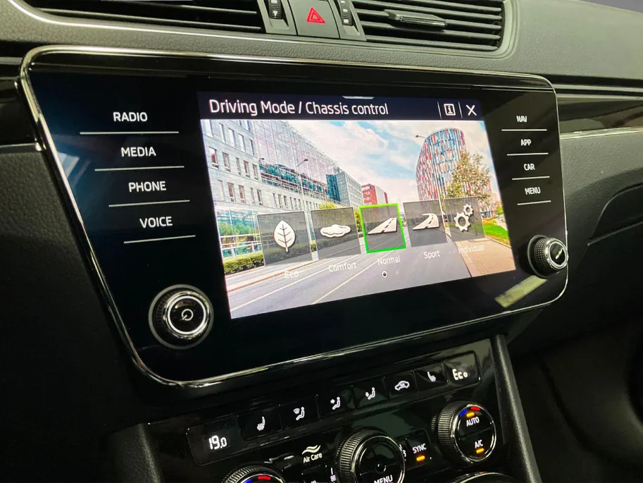 Škoda Superb 1.4TSIiV 160kW/218PK Laurin & Klement · Panoramadak · Leder · Navigatie · 360gr Camera · Apple/Android Car Play · Canton Audio ·