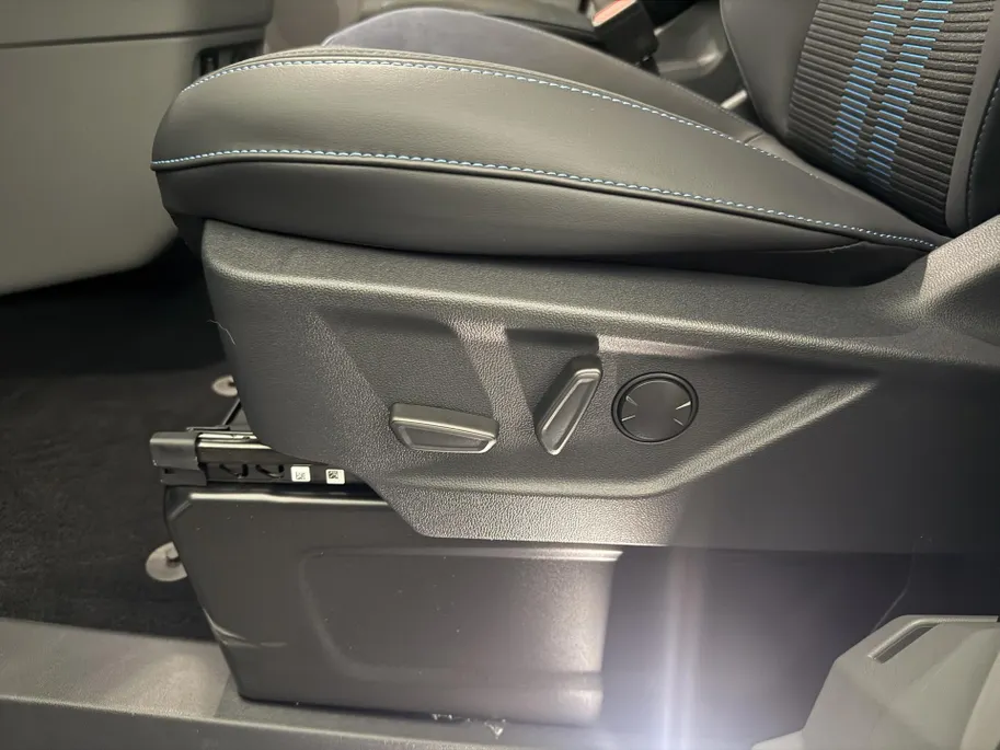 Ford Transit Custom 320 2.5 PHEV L2H1 Sport DC met o.a. uniek sport interieur, 19 inch lichtmetalen velgen, een trekhaak, een achteruitrijcamera en verwarmbare voorstoelen en stuurwiel