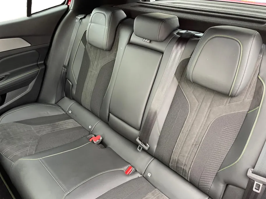 Peugeot 408 1.6 HYbrid GT 225 EAT8 First Edition *Navi*360Camera*Schuif/kanteldak*Trekhaak*Focal Audio*Adapt. Cruise Control* Memory stoel*Elekt. achterklep*Zeer nette auto!