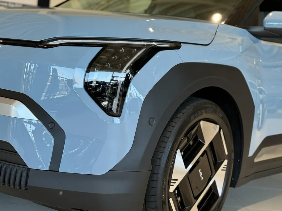 Kia EV3 Plus Advanced 58.3 kWh | NU IN DE SHOWROOM, MAAK NU EEN PROEFRIT!  Private Lease vanaf €429,- p.m. | Gratis Metallic Lak t.w.v. €750,- | Kia Financial lease met 2,99% Rente | 408Km WLTP | Navigatie | Adaptieve cruisecontrol | Stoel en stuur verwarming | K