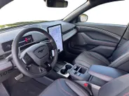Ford Mustang Mach-E Extended Premium RWD 88 kWh | Uit Voorraad Leverbaar | Prijs Inclusief 2000 Euro Ford Voordeel | 600km WLTP Rijbereik | 19' Lichtmetalen Velgen | Elektrisch Bedienbare Achterklep met Sensor Besturing