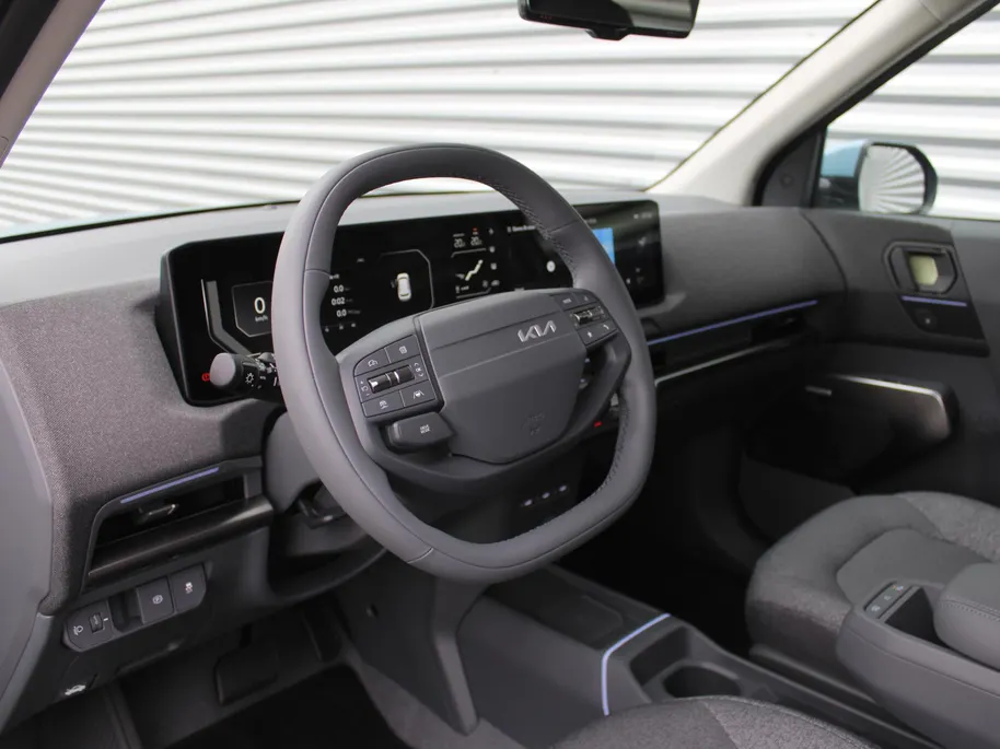 Kia EV2 Plus Advanced 42.2 kWh | Stuur-/stoelverwarming | Schuifdak | Dodehoek detectie | Elek. Stoelverstelling | Camera | 18' LM | LED | HK audio | Cruise adapt. |