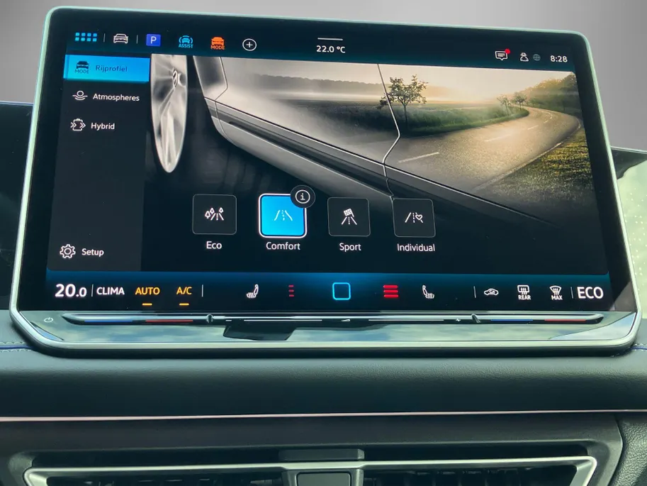Volkswagen Tiguan 1.5 eHybrid 204PK R-Line Blackstyle · Panoramadak · Trekhaak · Apple/Android Car Play · 360° Camera · Garantie t/m 14-10-2030 of 100000km.