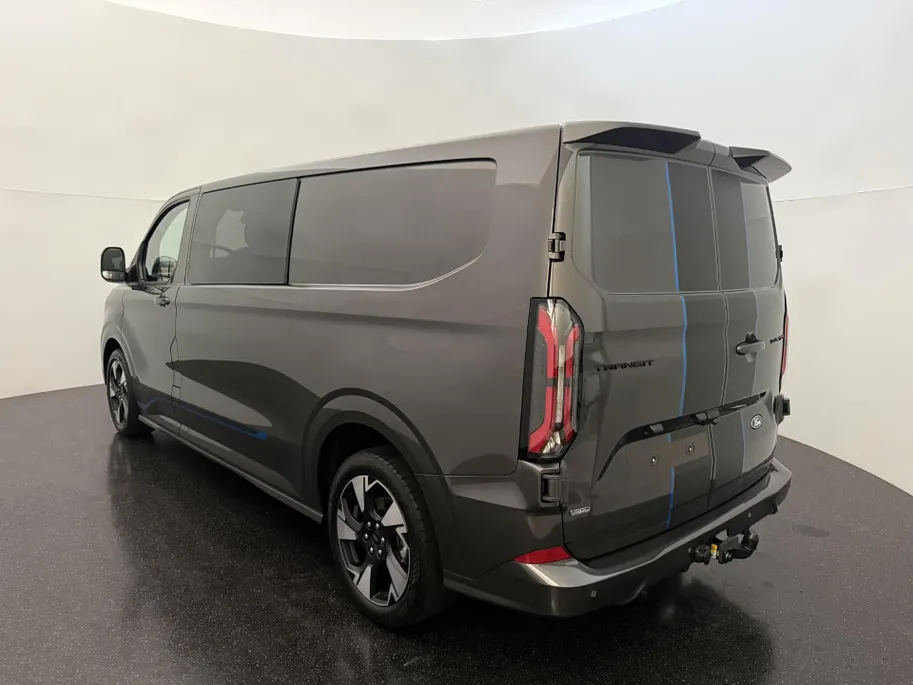 Ford Transit Custom 320 2.5 PHEV L2H1 Sport DC met o.a. uniek sport interieur, 19 inch lichtmetalen velgen, een trekhaak, een achteruitrijcamera en verwarmbare voorstoelen en stuurwiel