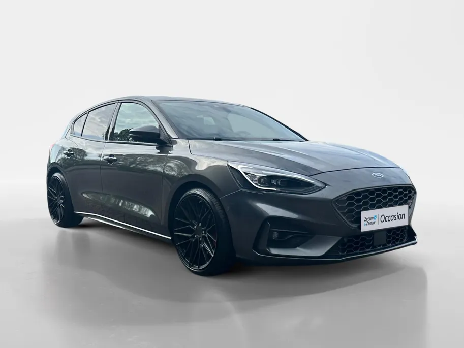 Ford Focus 2.3 EcoBoost ST-3 | 280 PK | Launch control | Recaro stoelen | 19' inch lichtmetalen velgen | Apple carplay & Android auto | Parkeersensor voor en achter | Achteruitrijcamera | Bang & Olufsen audio | Winter pack | Cruise control | Bovag garantie |
