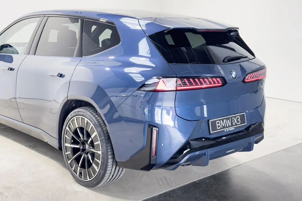 BMW iX3 50 xDrive 113 kWh