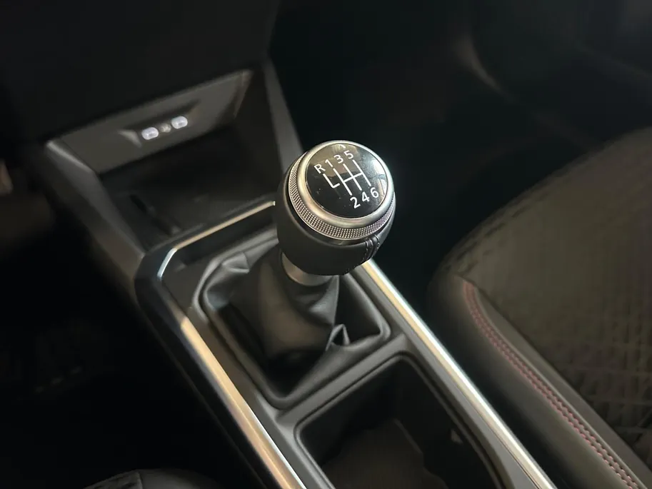 Renault Clio Techno | Camera | Climate Control﻿ | Draadloze oplader | 18 Inch velgen | Dode hoek Detectie | Sfeerverlichting, NU € 2.000,- VOORRAAD VOORDEEL *