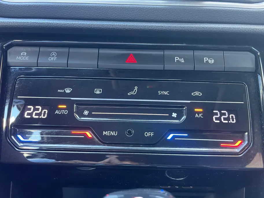 Volkswagen T-Roc 1.5 TSI R-Line Edition *Automaat*Navi via Carplay*Camera*Schuif/kanteldak*Climate Control*Adapt. Cruise Control*LM.Velgen*Zeer nette auto!