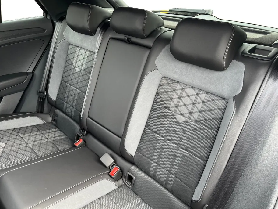 Volkswagen T-Roc 1.5 TSI R-Line Edition | Panoramadak | Parkeercamera | Adaptieve Cruise Control