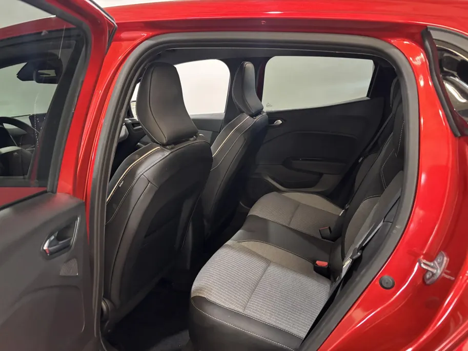 Renault Clio 90PK TCe GPF Techno | 9,3' Navi | Climate Control | Digital Cockpit | Camera | Parkeersensoren | Apple CarPlay/Android Auto | Full LED | Lichtemetalen Velgen | Licht & Regen Sensor |