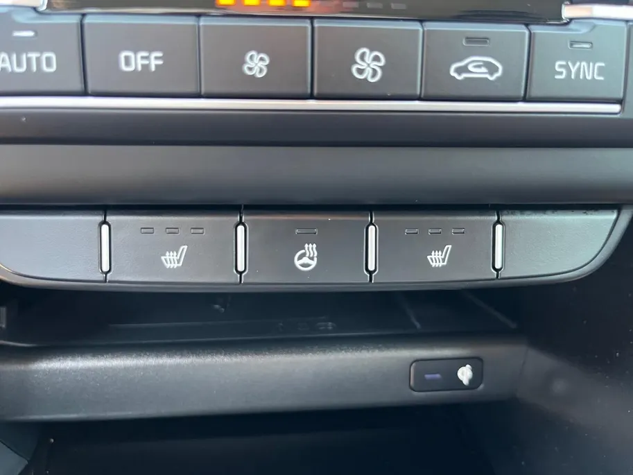 Kia Ceed Sportswagon 1.0 T-GDi DynamicPlusLine | Apple Carplay / Android Auto | Navigatiesysteem | Stoel + Stuurverwarming | Licht + Regensensor | Parkeersensoren Voor + Achter | Camera Achter | Elektrisch Bedienbare Achterklep | Cruise Control | Rijstrooksensor + Correctie