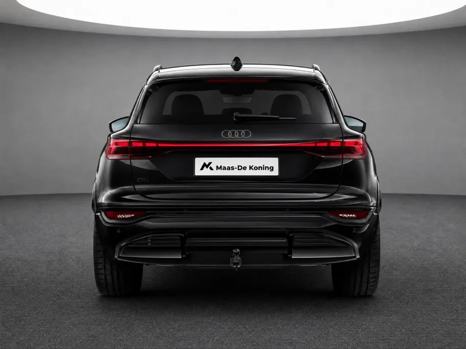 Audi Q6 e-tron S edition 83 kWh 252 PK · Adaptieve luchtvering · Glazen panoramadak · Trekhaak elek. wegklapbaar