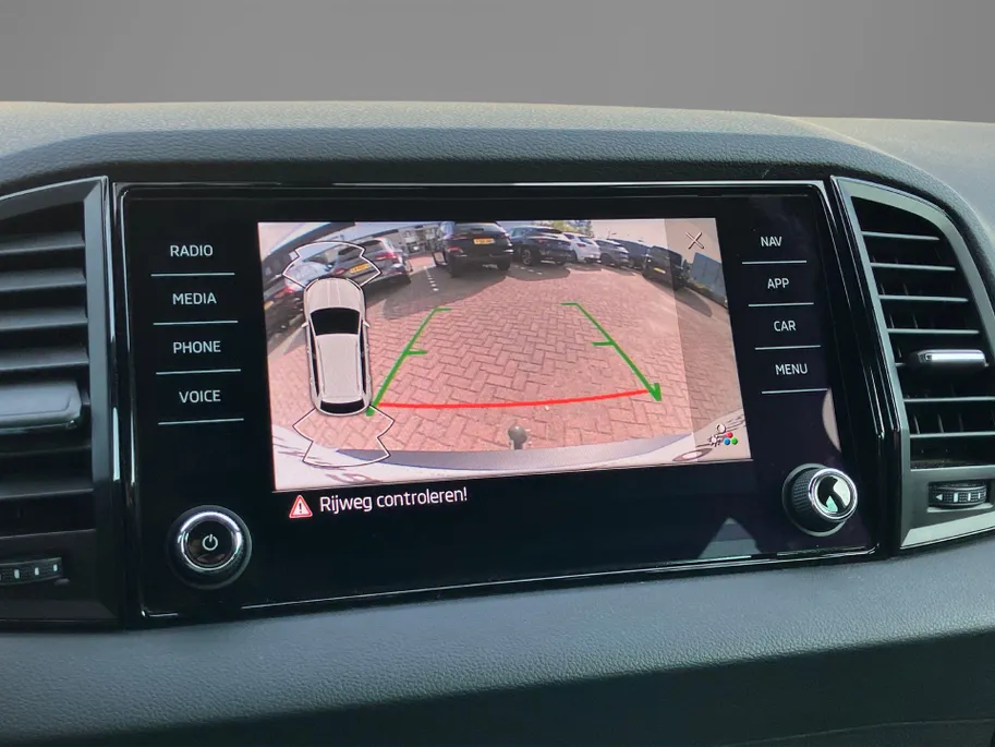 Škoda Karoq 1.5TSI/150PK ACT Sportline Business · Trekhaak · Camera · Stoelverwarming · Apple/Android Car Play · Navigatie ·