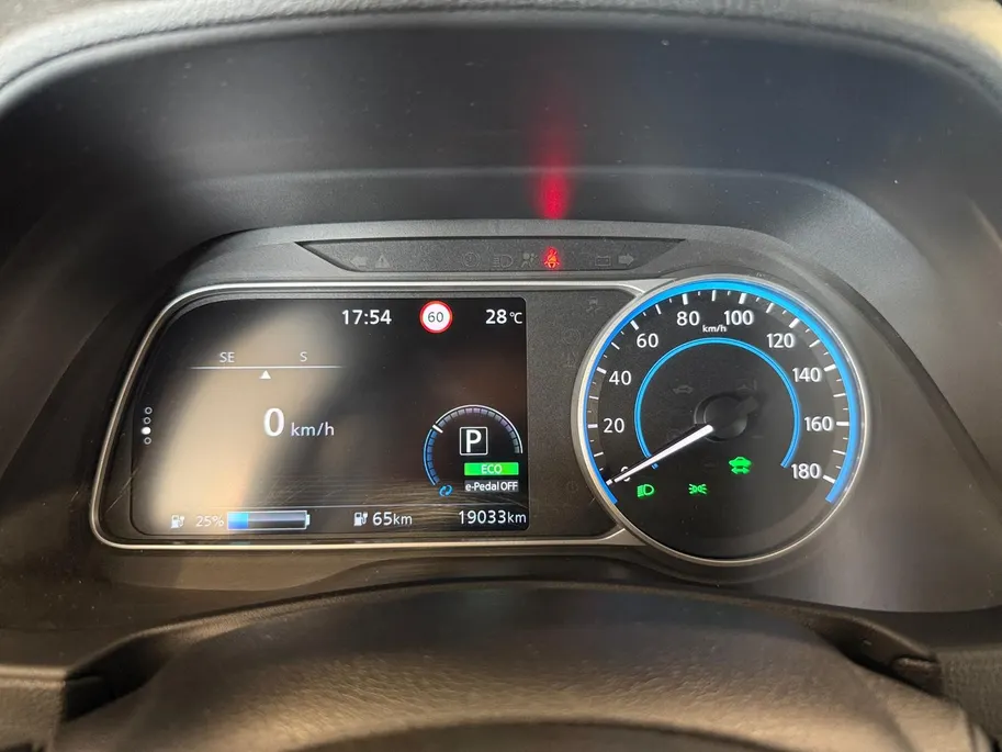 Nissan Leaf Tekna 40 kWh *Navigatie *360Camera *Climate Controle *Pro-pilot *Stoel & Stuur verwarming*Bose audio * Parkeersensoren voor en achter*