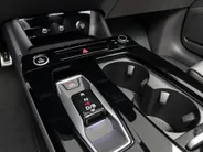 Audi Q6 e-tron edition 83 kWh 252pk · SOH 96,3% · Panoramadak · 360 Camera · Inklap. Trekhaak ·  Luchtvering · Stuur- & Stoelverwarming · Apple/Android Car Play · Garantie t/m 13-07-2030 of 100.000km