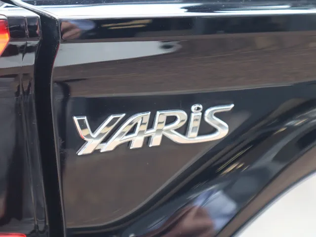 Toyota Yaris 1.5 Hybrid Dynamic Limited | Stoelverwarming | Keyless | 17 inch | All Seasons