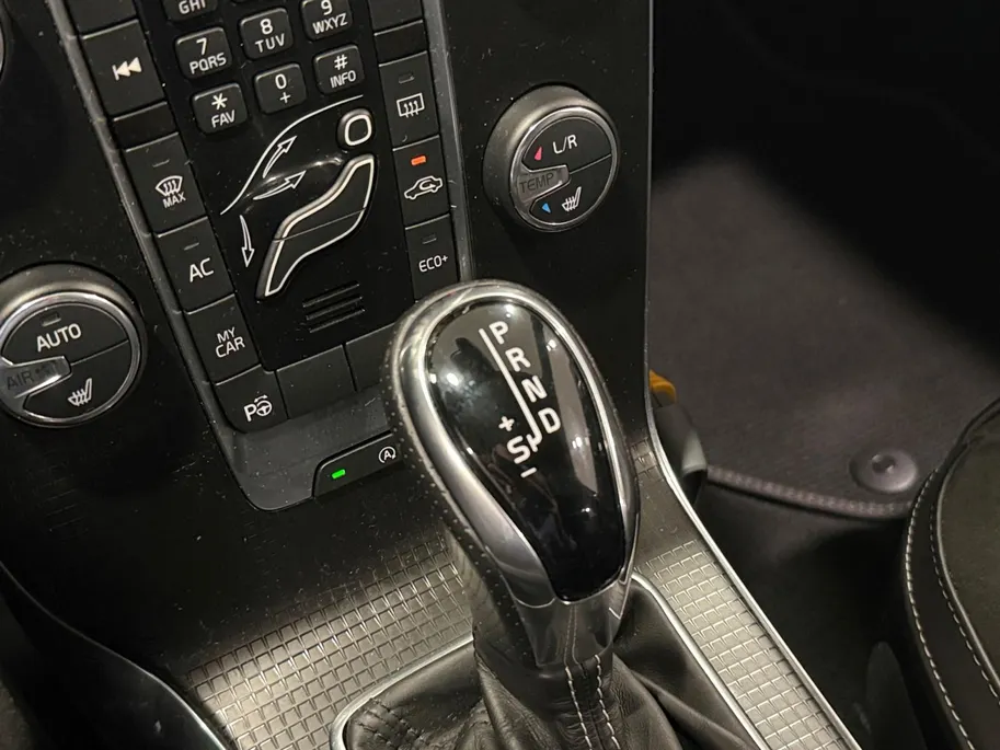 Volvo V40 1.5 T3 Polar+ Sport *Panorama*Aut.*Navi+Camera*Harman/Kardon*Stoel Verw.*Sportieve Auto!