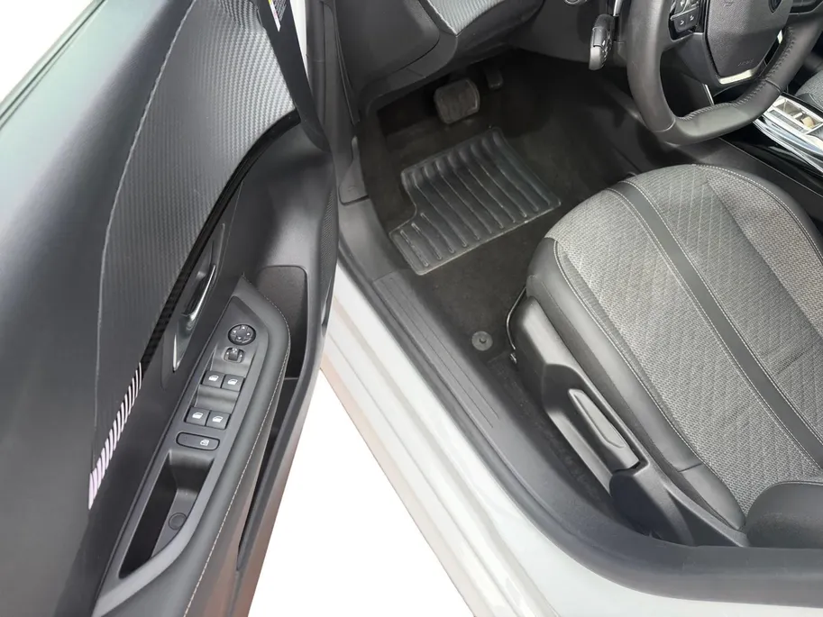 Peugeot 208 1.2 Hybrid 110 e-DCS6 Allure | Automaat | Parkeersensoren | Apple Carplay & Android Auto | Cruise Control | Bluetooth | 12 Maanden BOVAG Garantie