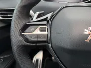 Peugeot 5008 1.2 Hybrid 136 GT 146PK AUTOMAAT Lichtmetalen velgen | 7-persoons | Cruise Control | Climate Control | Schuif- kanteldak | 360 camera | Parkeersensoren rondom | BOM VOL MET OPTIES!!
