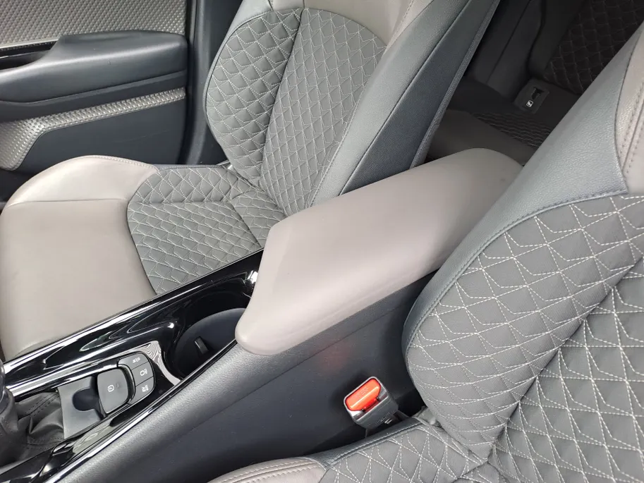 Toyota C-HR 2.0 Hybrid Executive | Automaat | Cruise control adaptief | JBL | Camera | Navigatiesysteem full map | Apple Carplay/Android Auto | LM Velgen