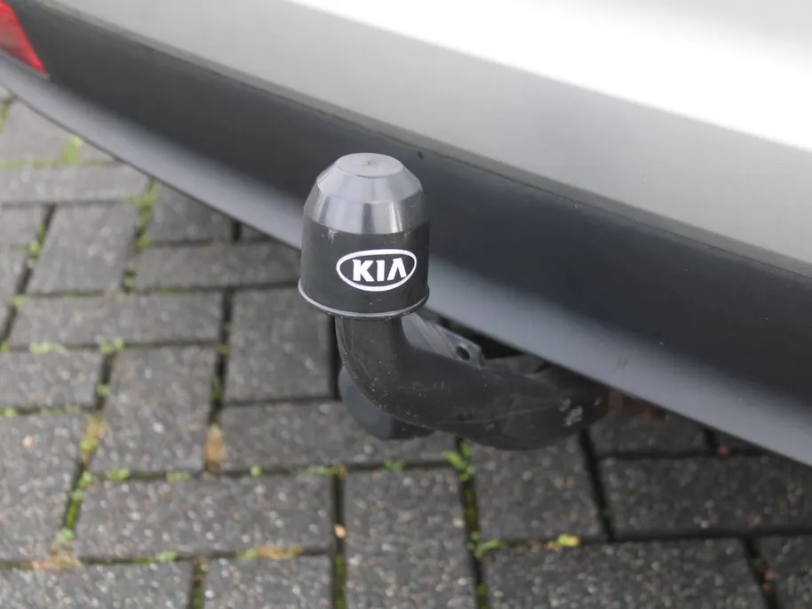 Kia Venga 1.4 CVVT First Edition | 16' LM | Trekhaak | Navi | Airco | Cruise | Camera | PDC | All seasons |